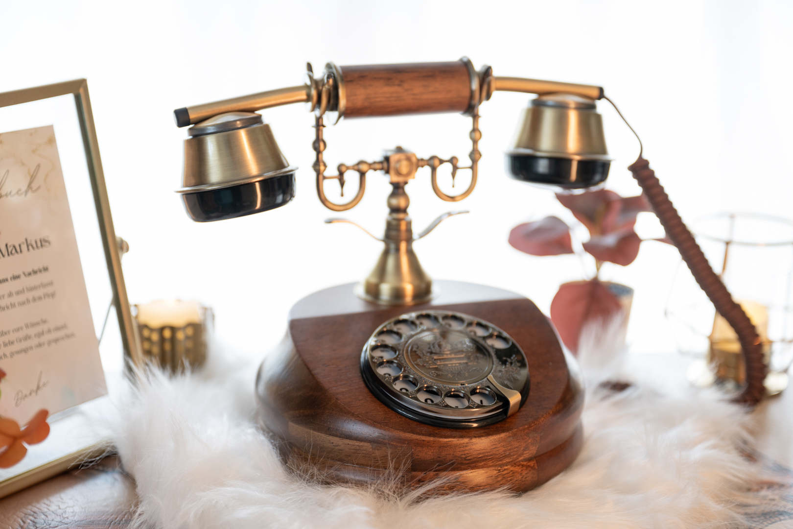 Audio-Gästebuch in Form eines nostalgischen Holztelefons